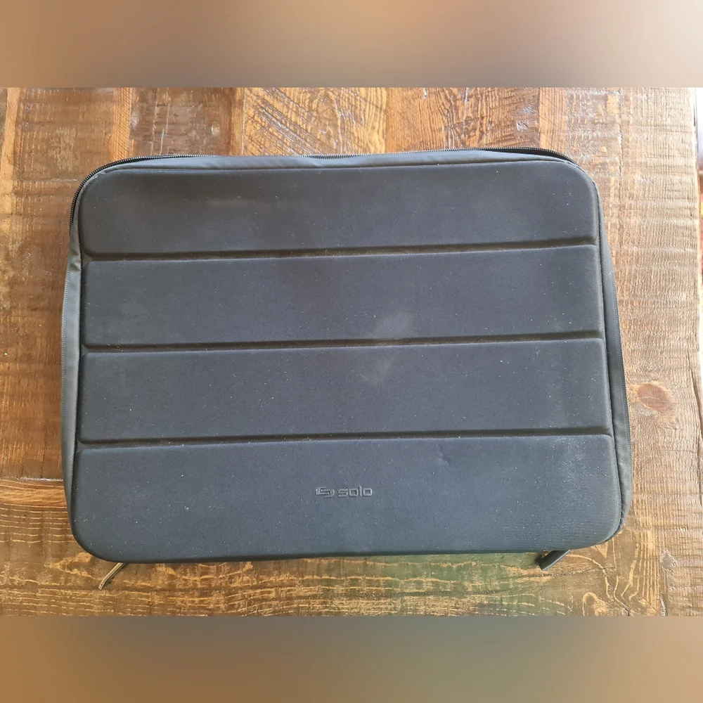 Solo Cushioned Laptop Sleeve with Logo 3/4 Zipper Gray EUC